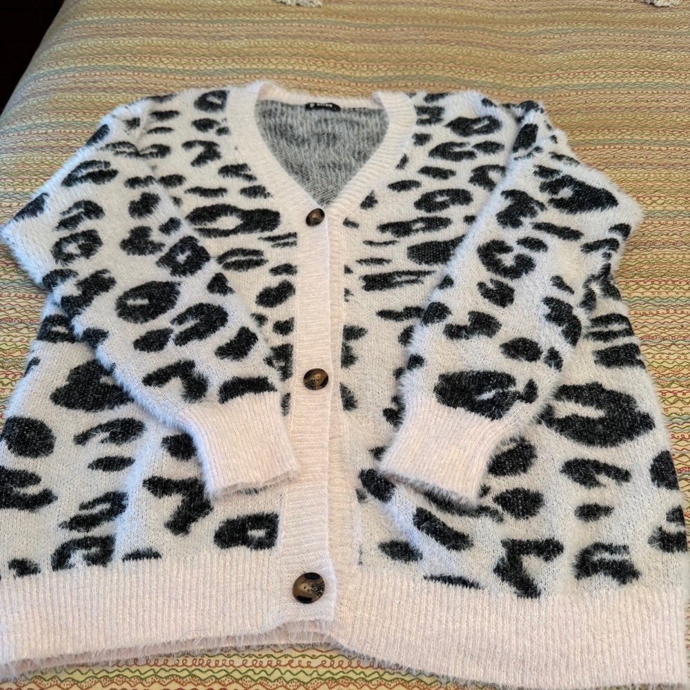 BTFBM Leopard Print V-Neck Cardigan Sweater 3 Buttons Size L Oversized - Picture 7 of 8